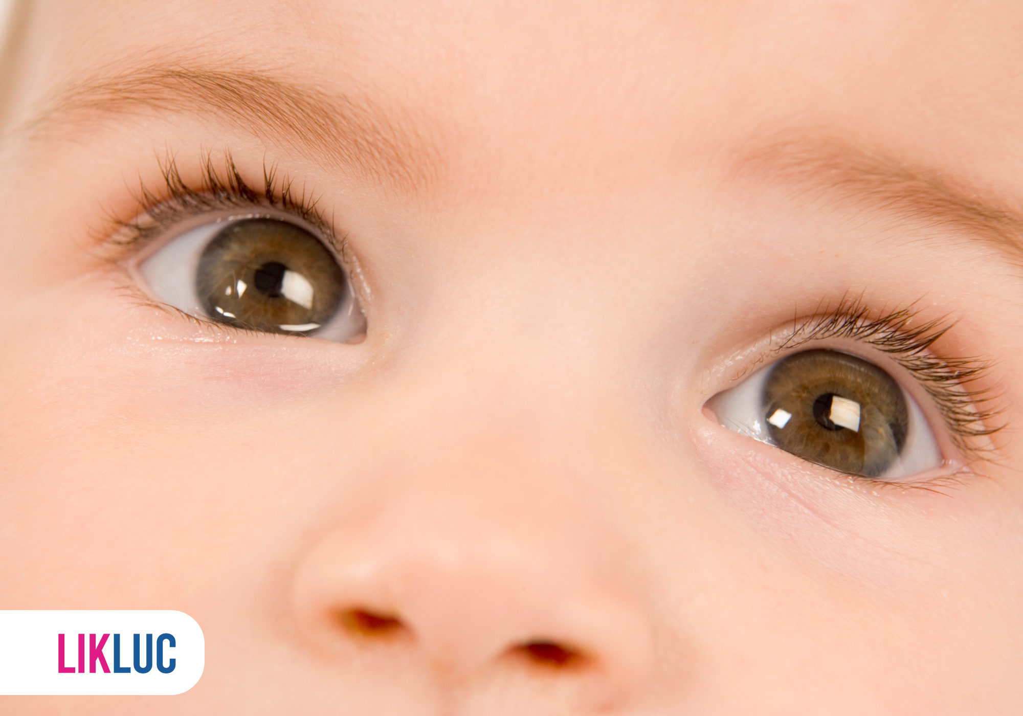 Close-up dos olhos de um bebê com olhar curioso.