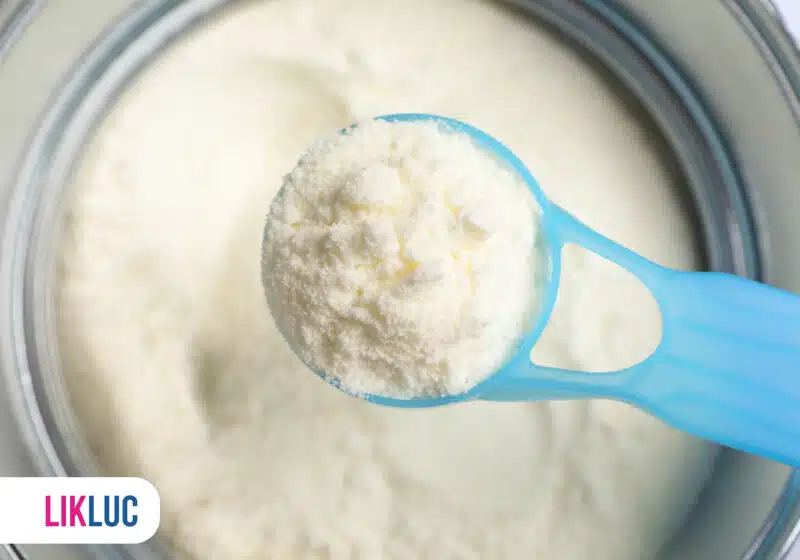 Colher medidora com pó branco dentro de um pote