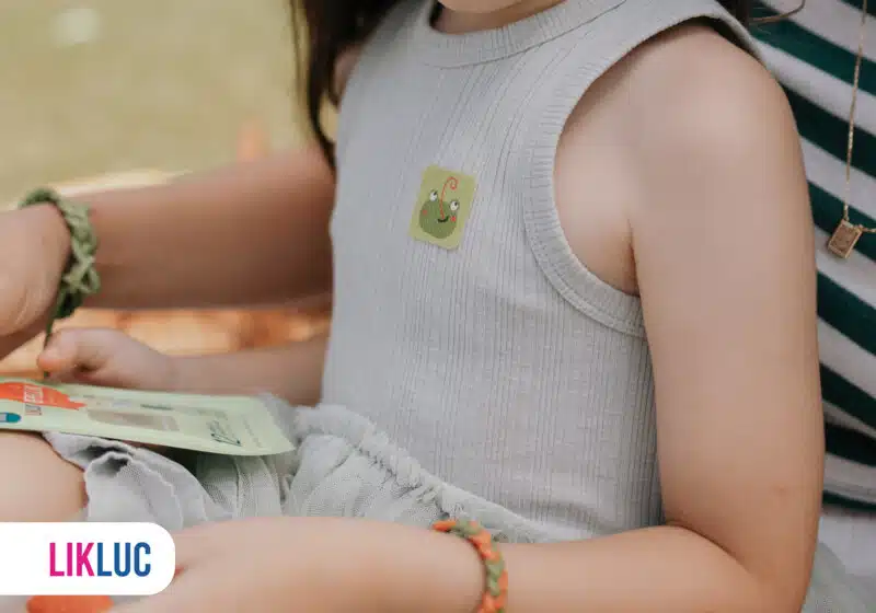 Criança com camiseta de tecido claro e adesivo repelik