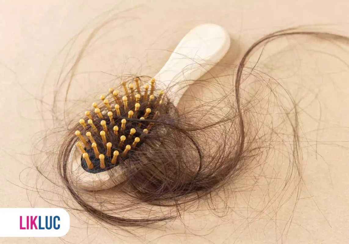 Escova de cabelo com fios soltos ao redor