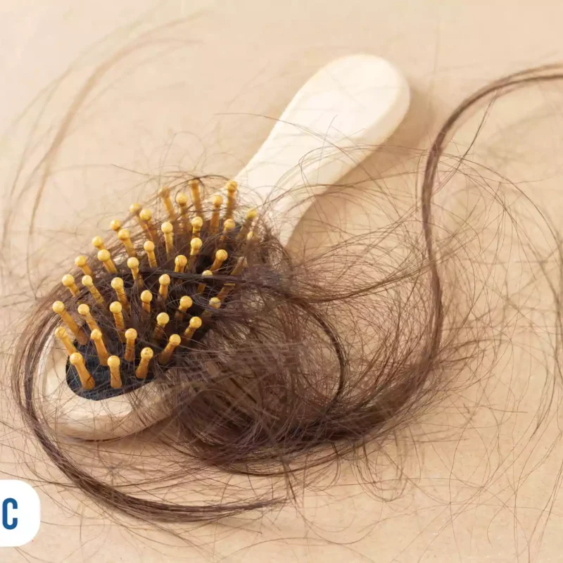 Escova de cabelo com fios soltos ao redor