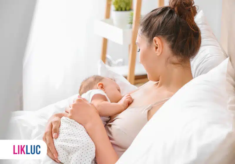 Mãe amamentando seu bebê em um ambiente tranquilo