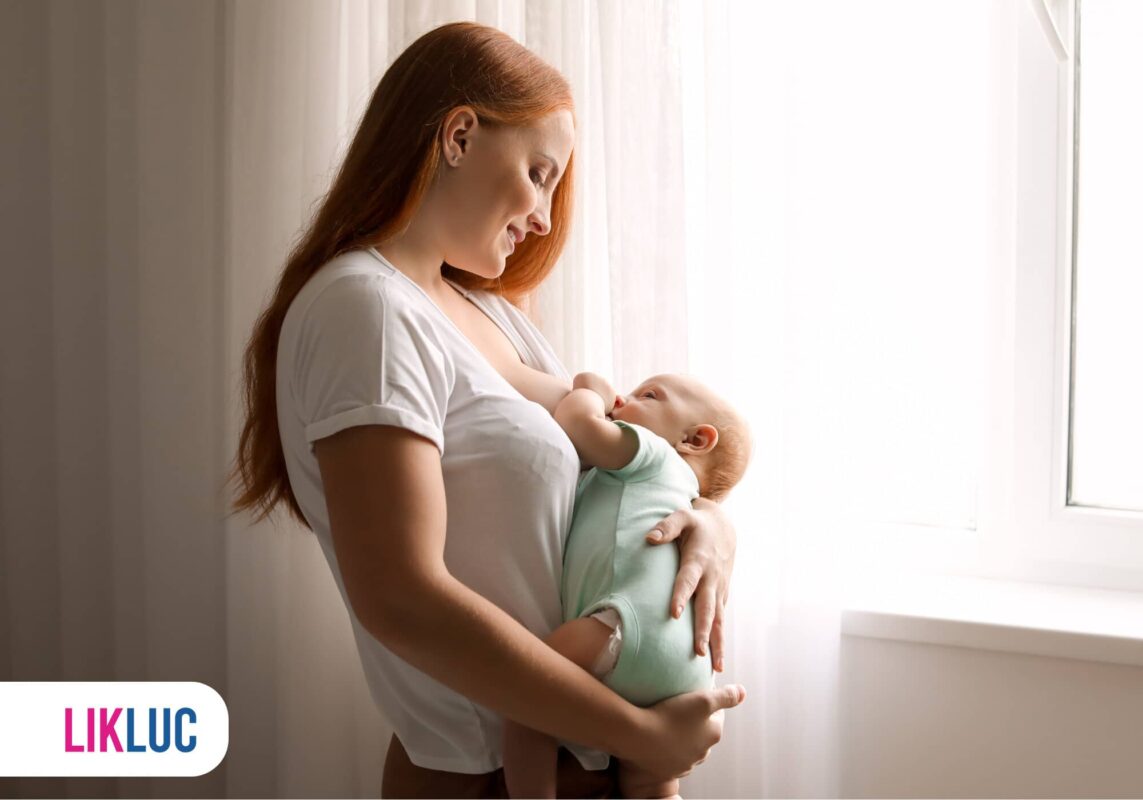 Mãe amamentando o bebê em ambiente iluminado