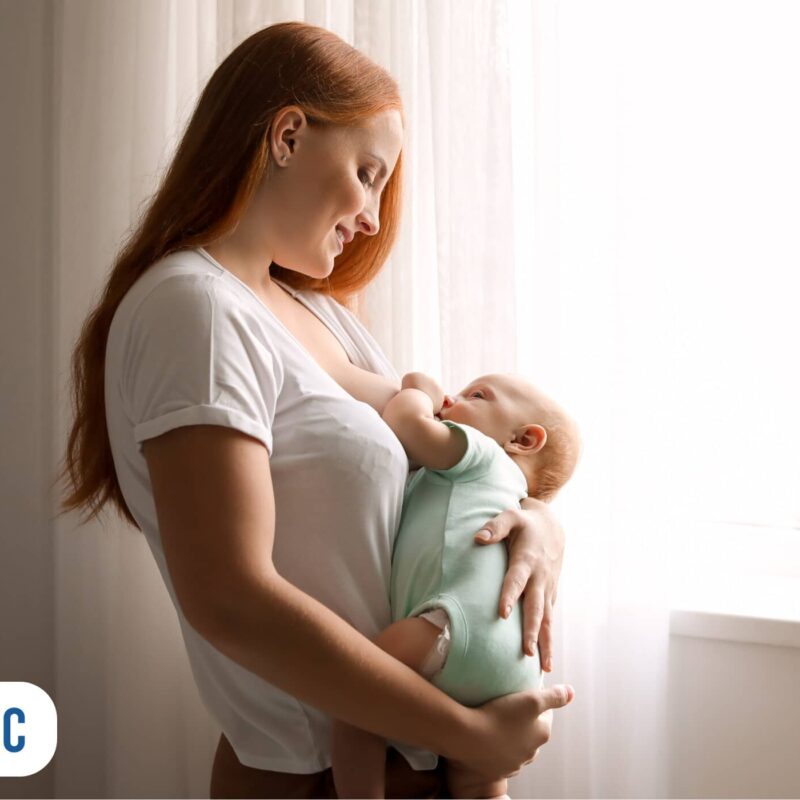 Mãe amamentando o bebê em ambiente iluminado