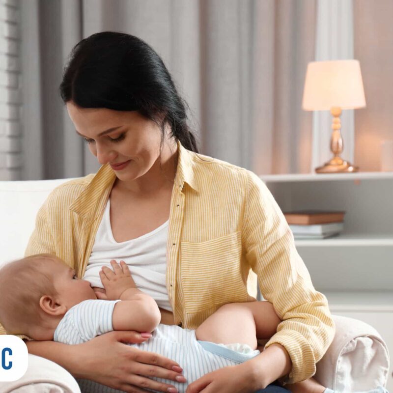 Mãe amamentando seu bebê em ambiente aconchegante.