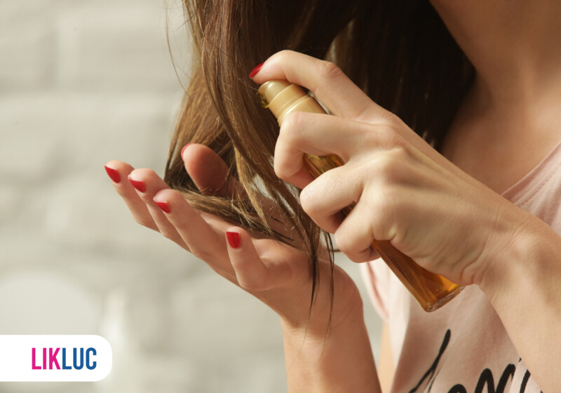 Mulher aplicando produto para cabelo