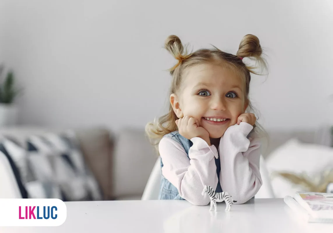 Criança sorridente com miniatura de zebra na mesa