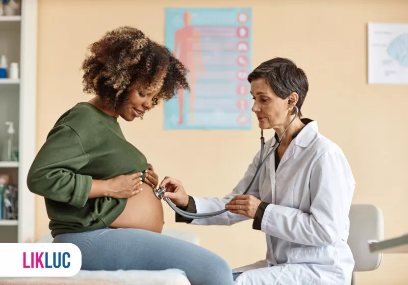 Médica examina gestante durante consulta de pré-natal