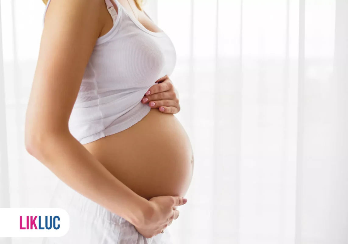 Mulher grávida acariciando a barriga