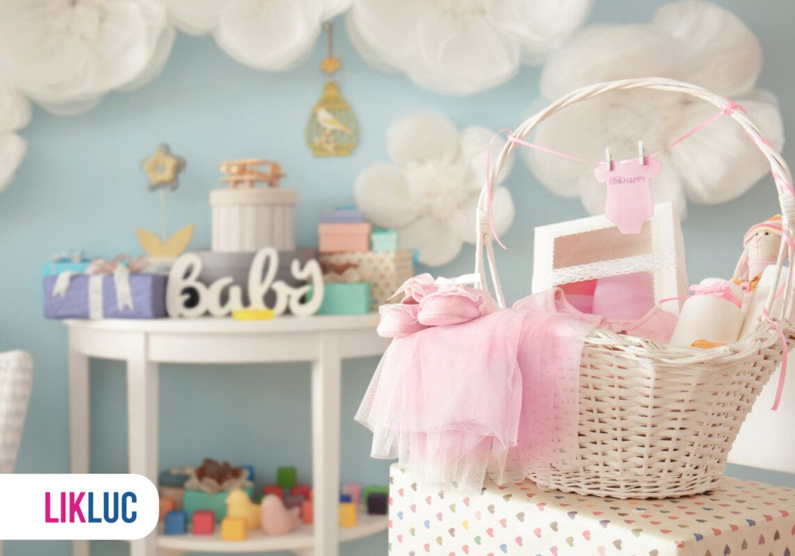 Cesta de bebê decorada com itens de festa