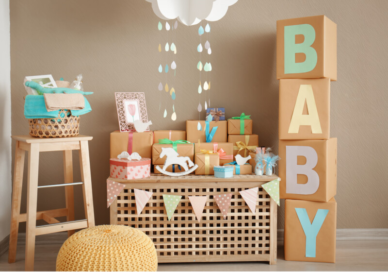 Decoração de cha de bebê com presentes coloridos.