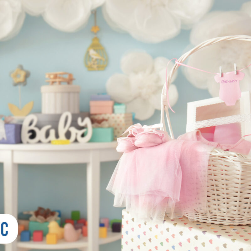 Cesta de bebê decorada com itens de festa