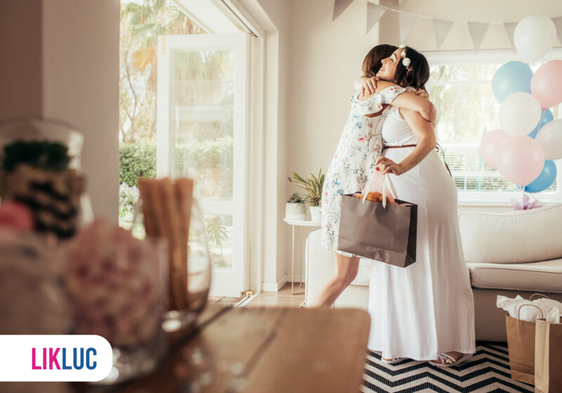 Duas mulheres se abraçando em festa de chá de bebe