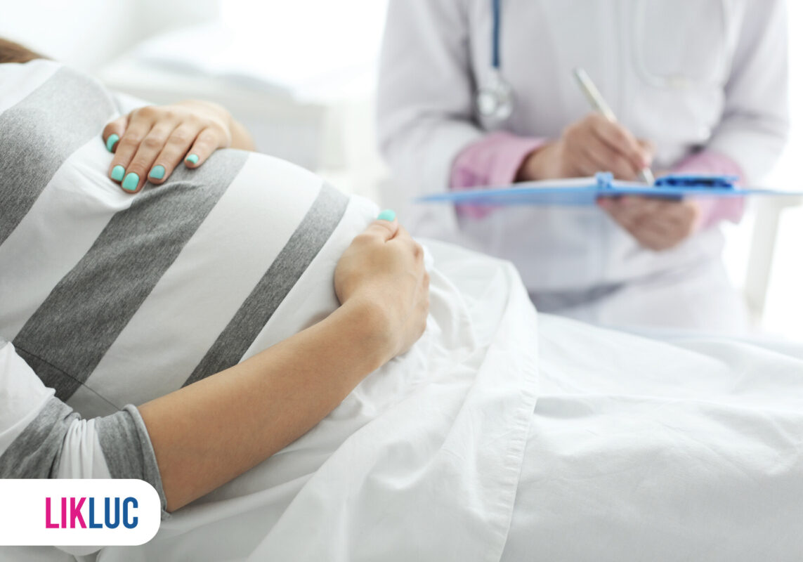 Mulher grávida em consulta médica