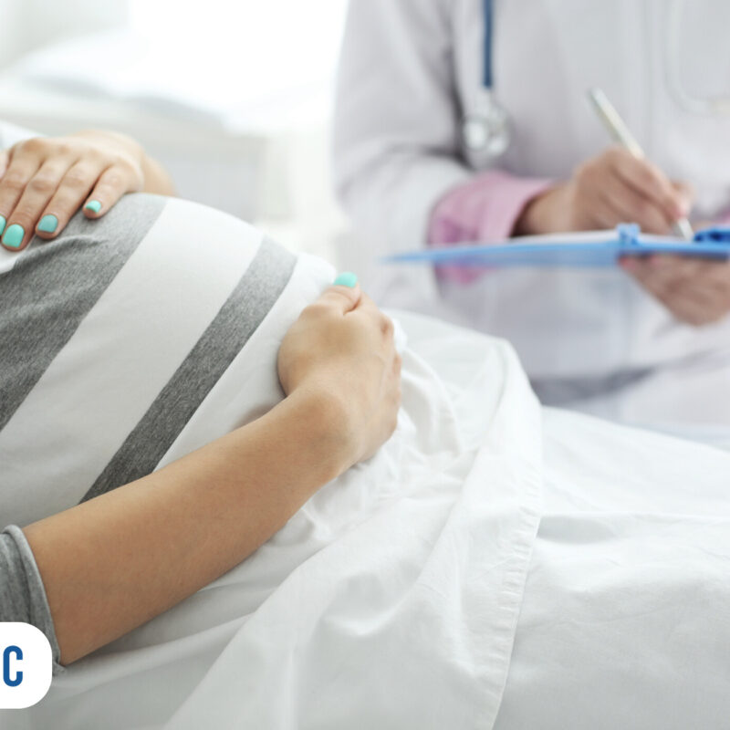Mulher grávida em consulta médica