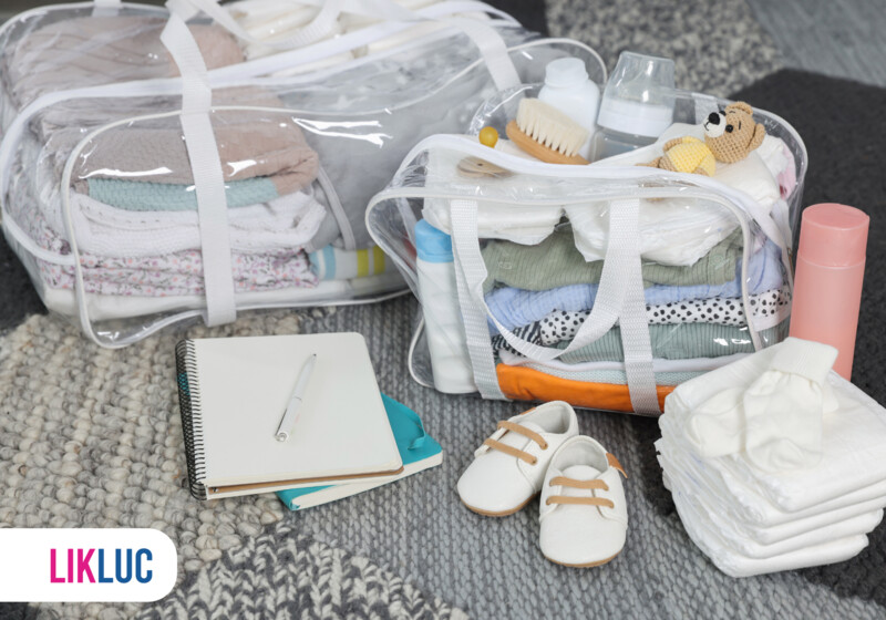 Malas organizadas com roupas e acessórios de bebê.