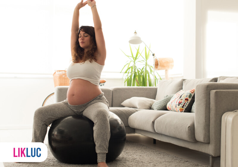 Grávida fazendo exercício em bola de pilates