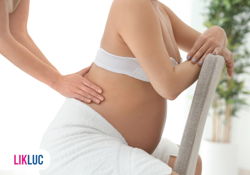 Grávida recebendo massagem relaxante nas costas