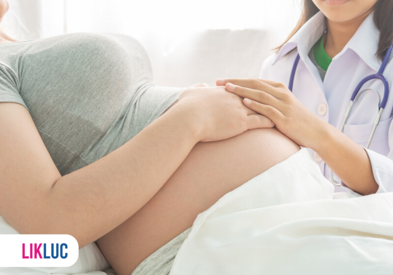 Médico realizando exame em gestante no consultório