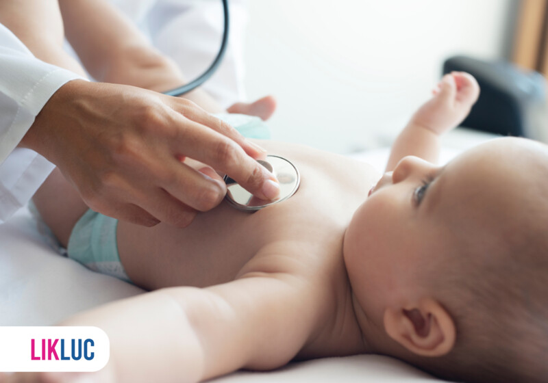 Médico examinando bebê com estetoscópio
