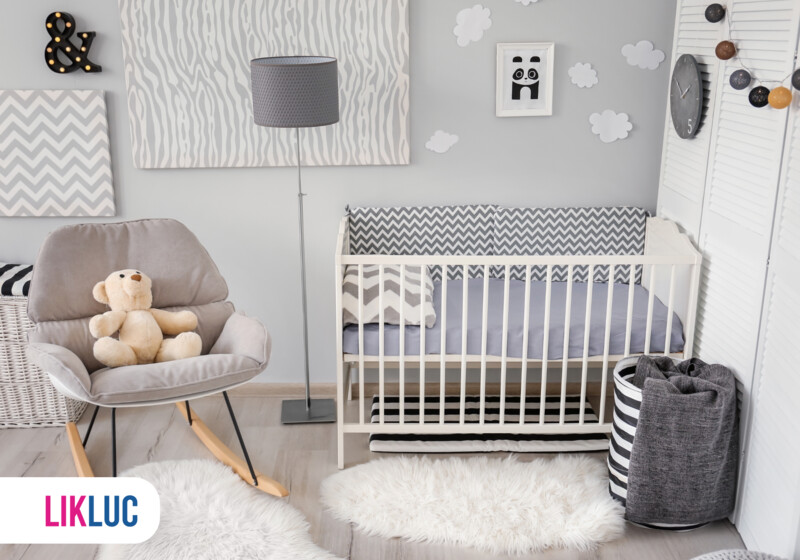 Quarto de bebê com berço e decoração moderna em cinza