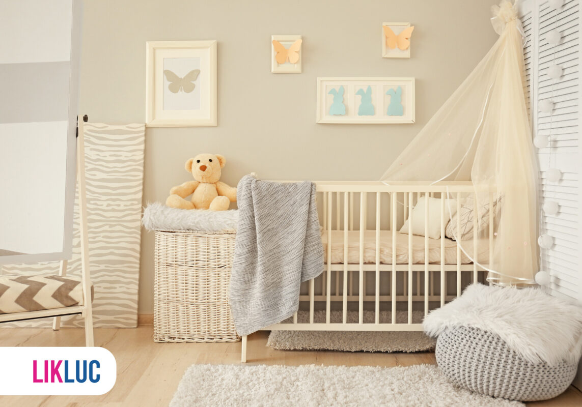 Quarto de bebê decorado em tons neutros com ursinho