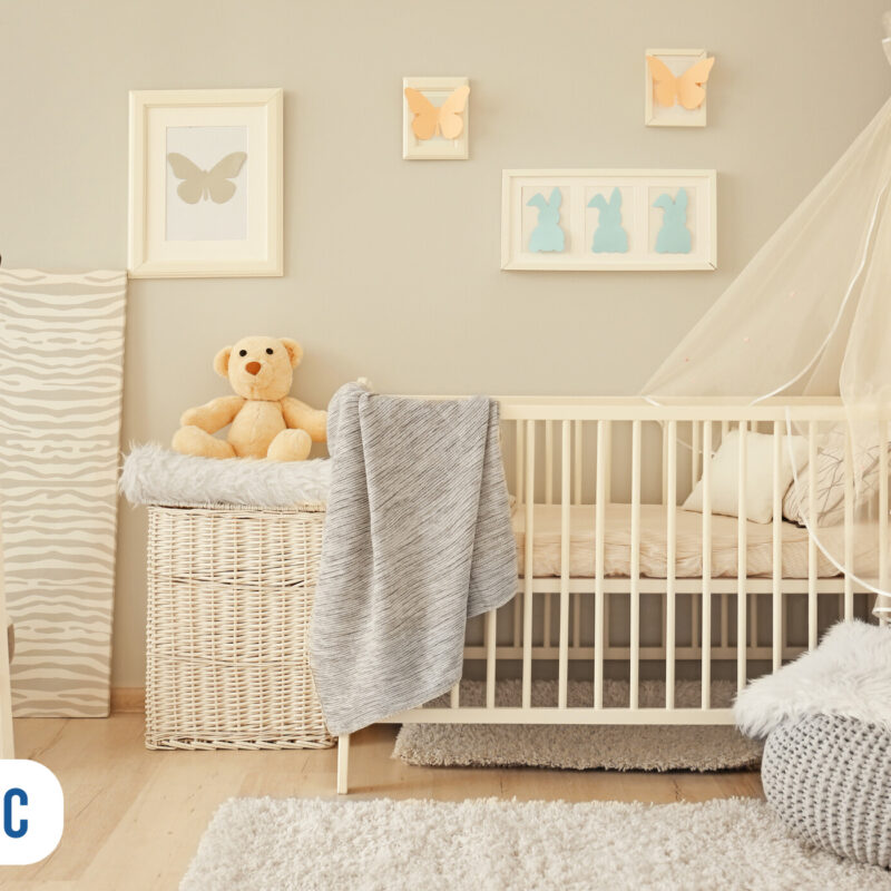 Quarto de bebê decorado em tons neutros com ursinho