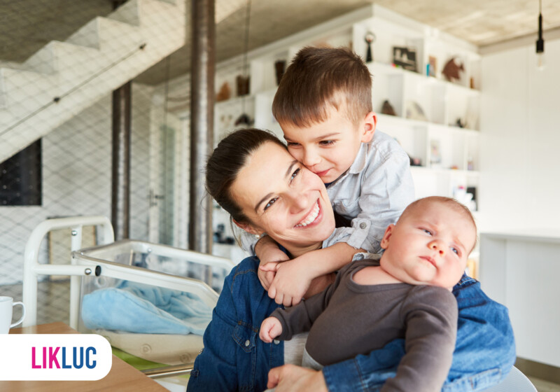 Mãe sorridente com filhos em casa