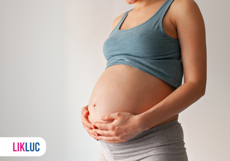 Mulher grávida segurando a barriga