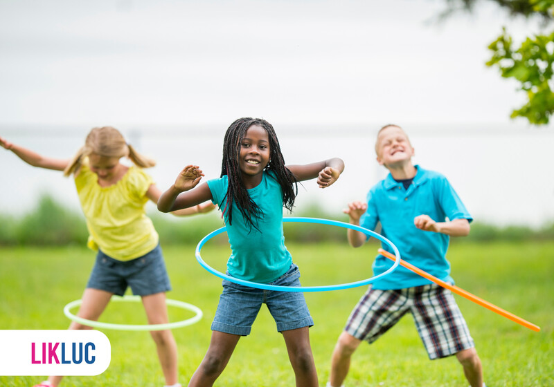Crianças se divertindo com aula de hula hoop
