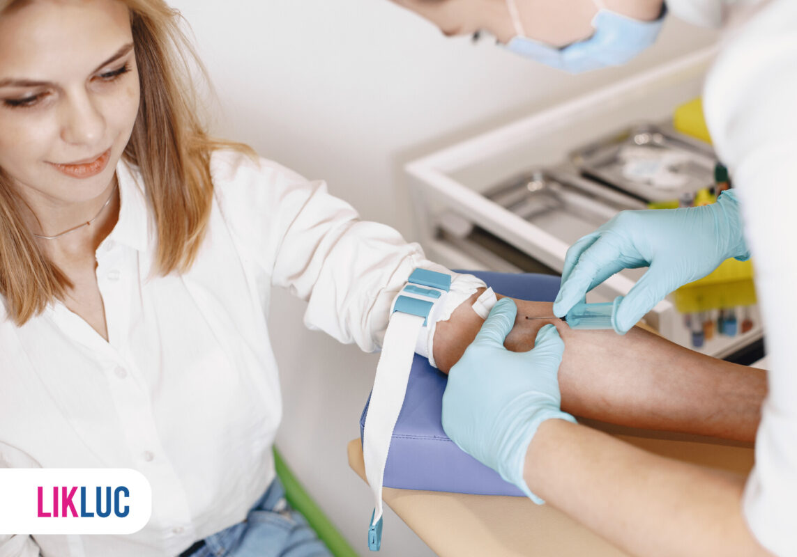 Coleta de sangue em paciente com enfermeiro