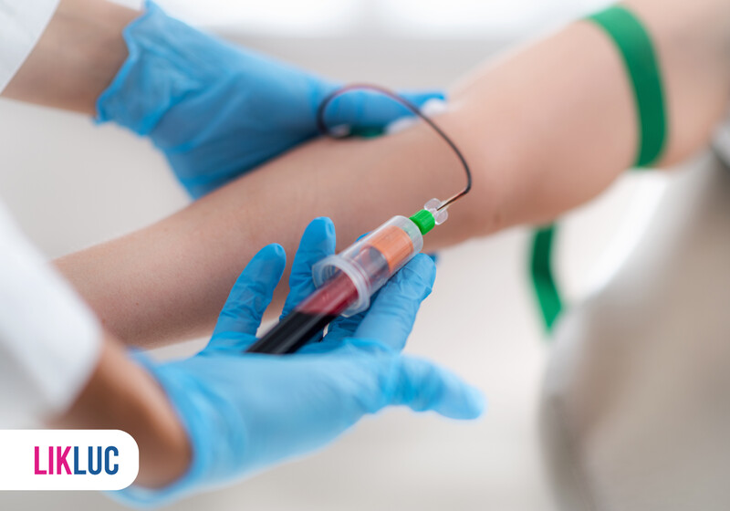 Coleta de sangue em paciente com luvas azul