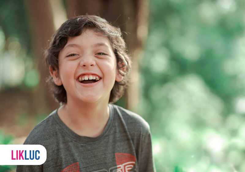 Criança sorrindo em ambiente natural feliz