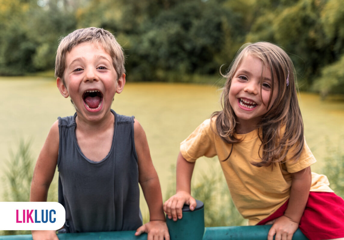Crianças sorrindo em um parque ao ar livre