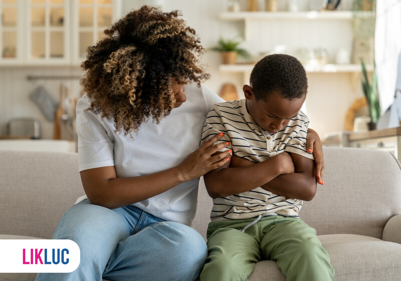 Mãe confortando filho triste em casa