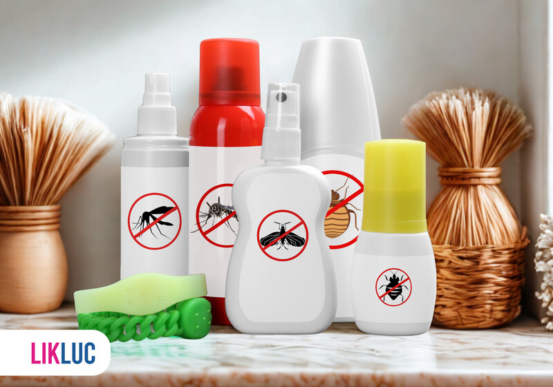 Produtos para combate a insetos em um balcão de banheiro.