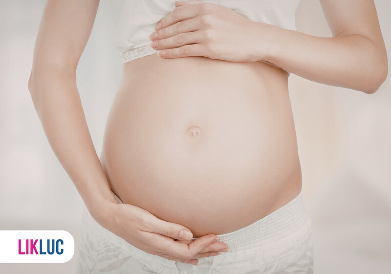 Barriga de grávida com mãos segurando a gravidez