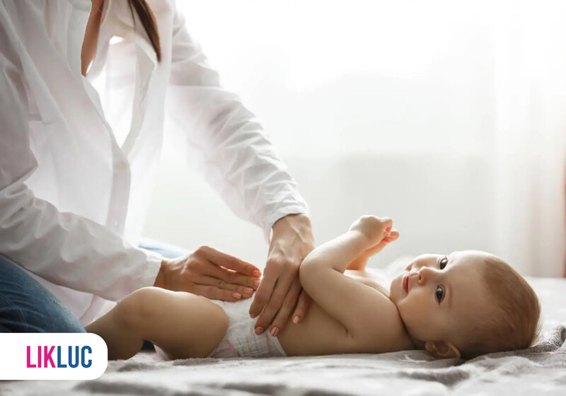 Bebê recebendo massagem relaxante