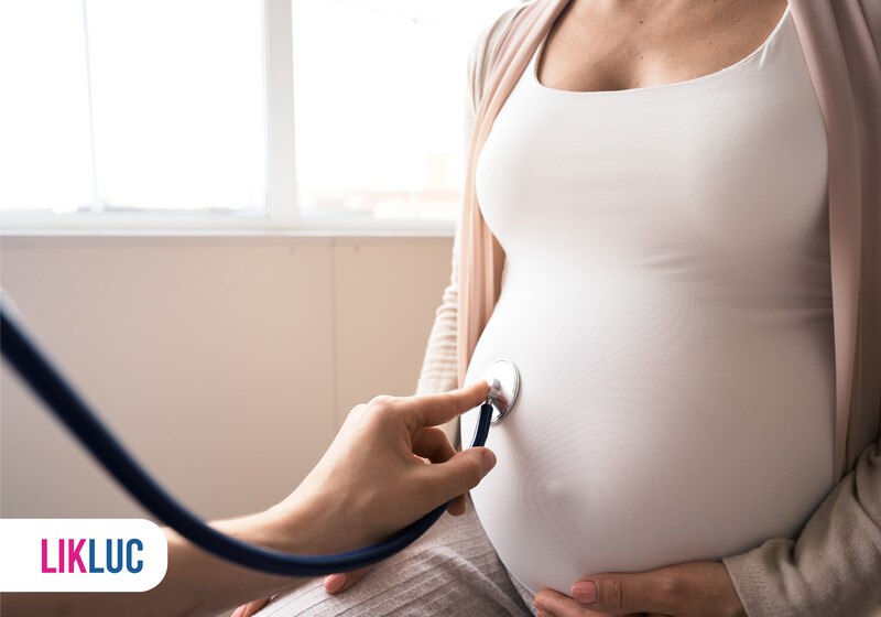 Consulta médica em gestante com estetoscópio