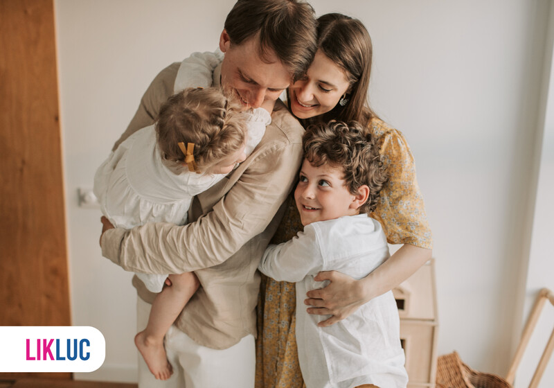 Família feliz se abraçando em ambiente aconchegante