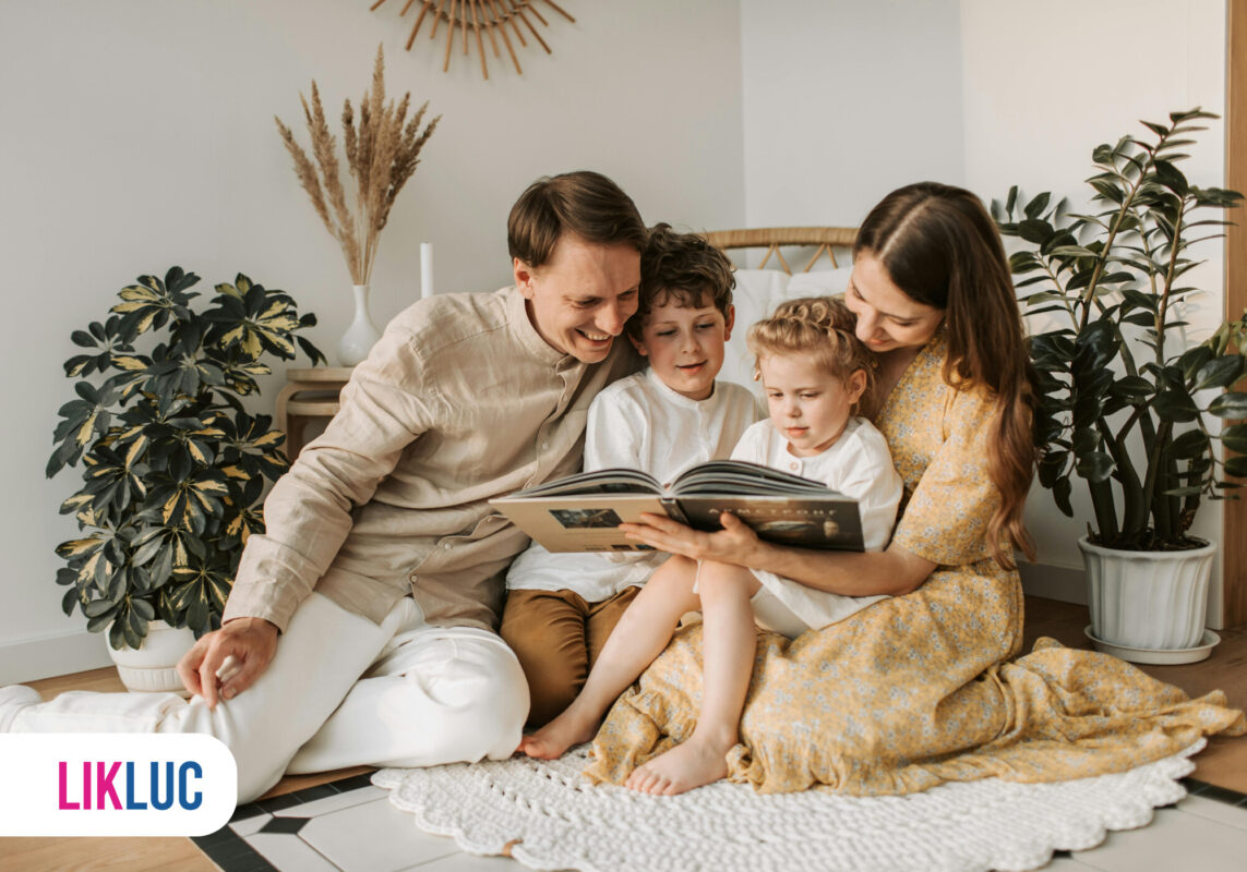 Família lendo um livro em ambiente aconchegante.