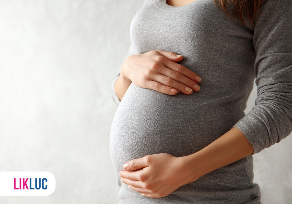 Barriga de mulher grávida segurando a barriga
