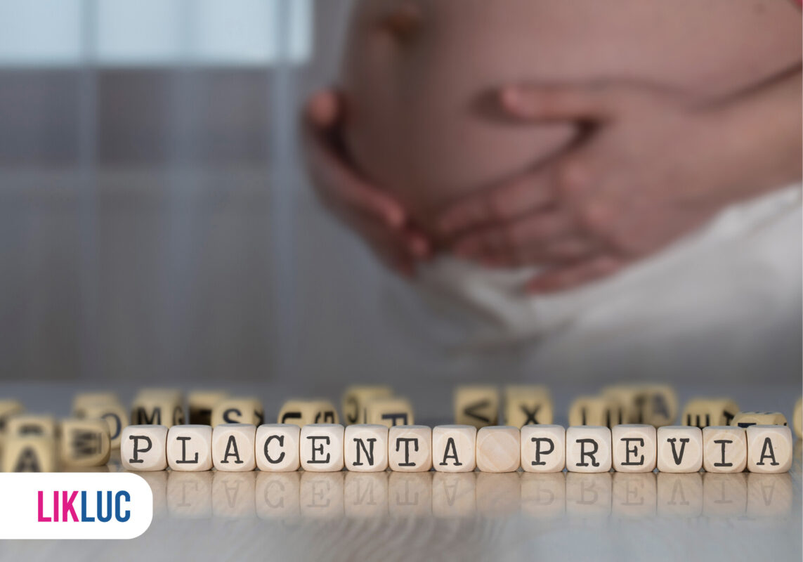Mulher grávida com letras formando "placenta prévia".
