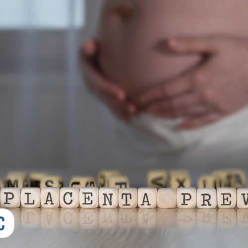 Mulher grávida com letras formando "placenta prévia".