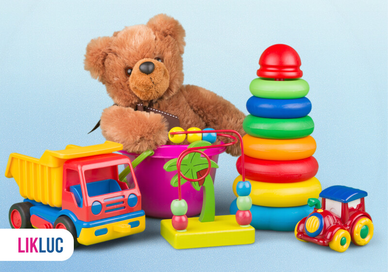 Brinquedos coloridos e ursinho de pelúcia