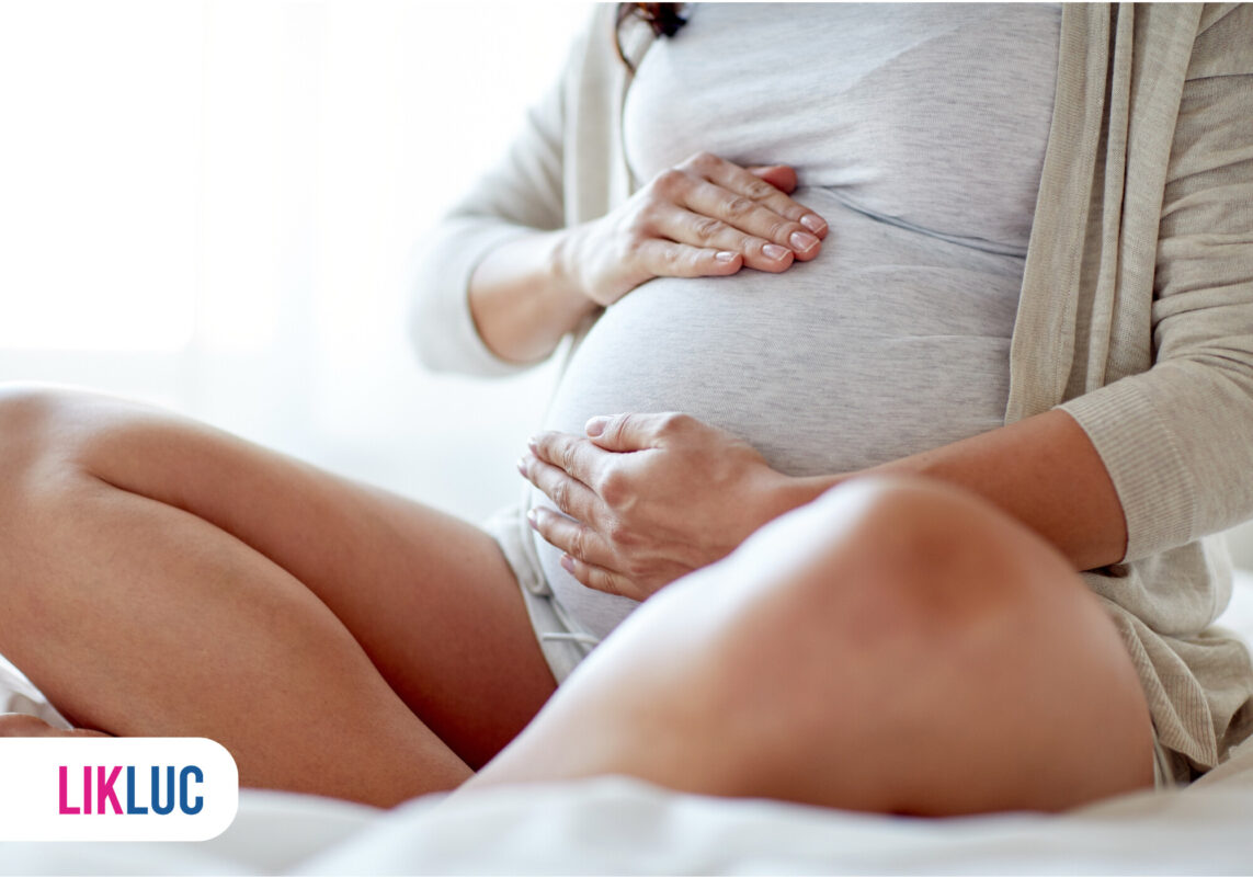 Mulher grávida acariciando a barriga