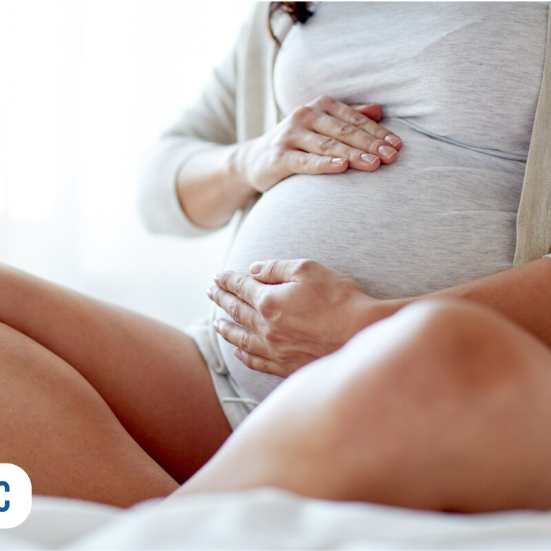 Mulher grávida acariciando a barriga