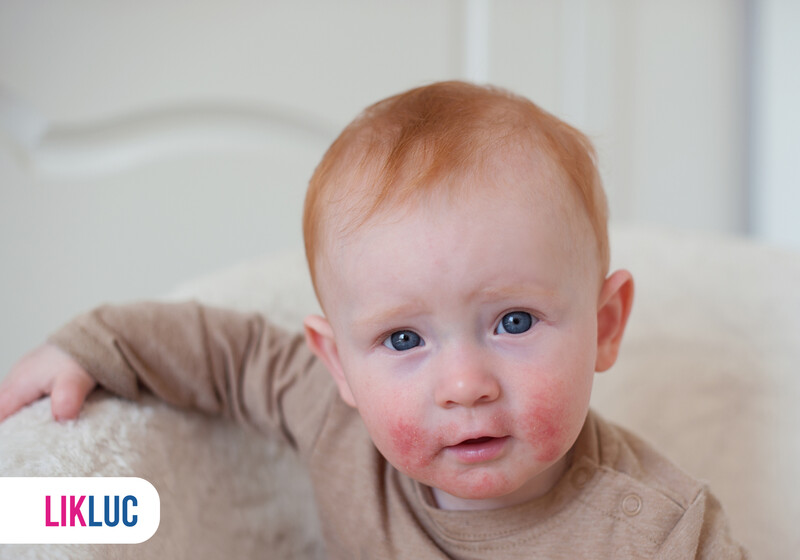 Bebê com cabelo ruivo e expressão curiosa