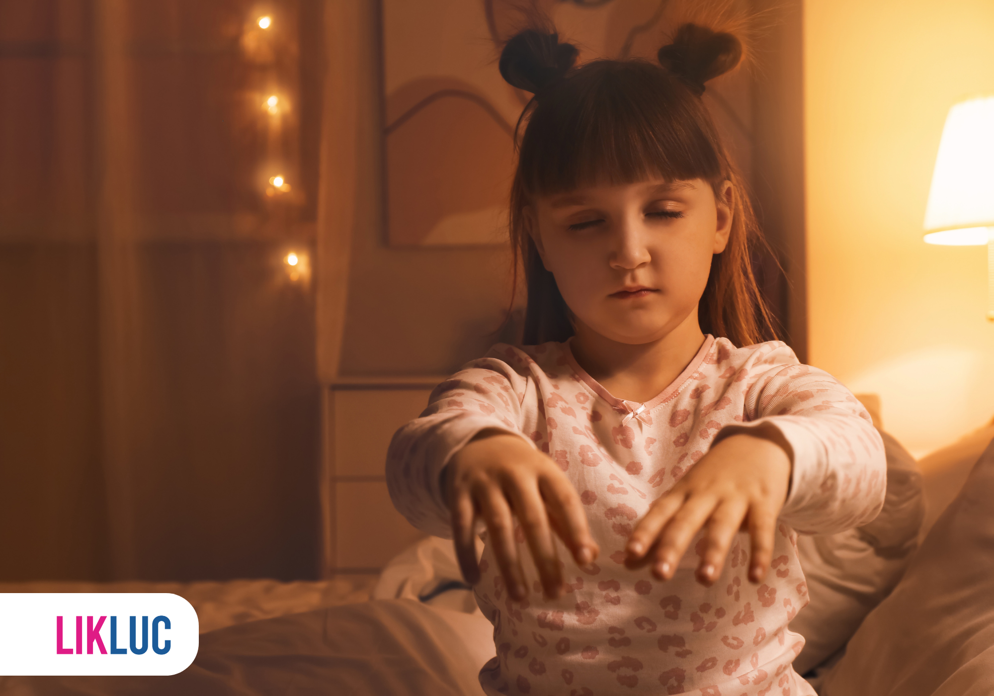 Menina sonambula com as mãos esticadas