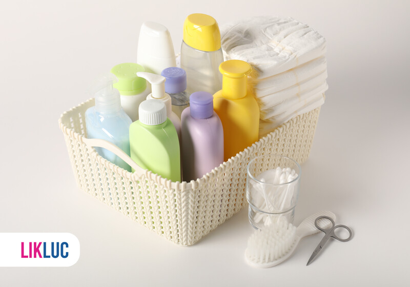 bebe dormindo no berco Produtos de higiene em cesta organizada.
